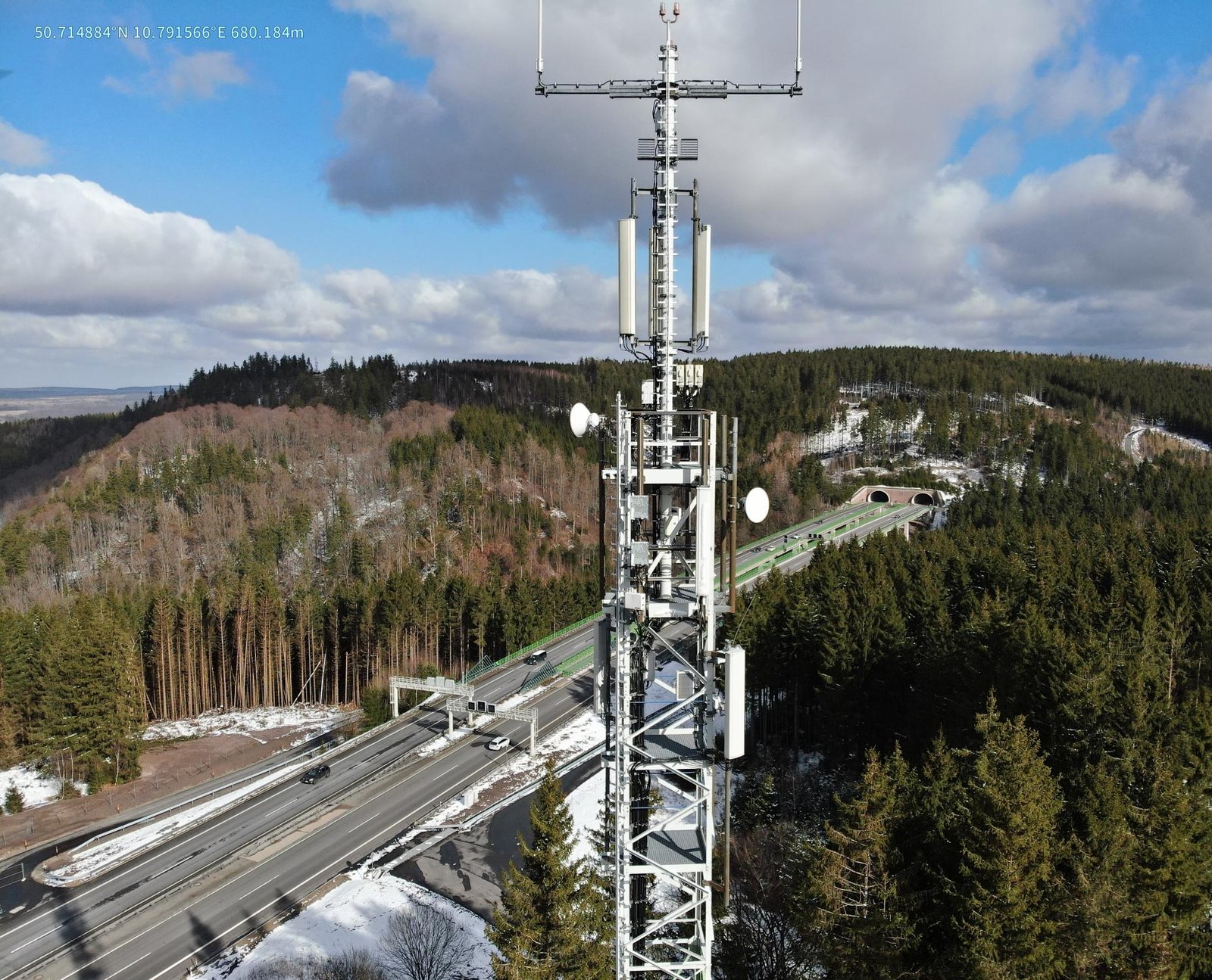 Mobilfunkmast an einer Strecke aus der Luft aufgenommen