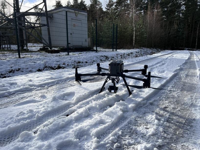 Drohne im Wintereinsatz auf einem Standort